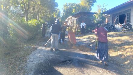 Kegiatan Gotong Royong di Desa Mengening